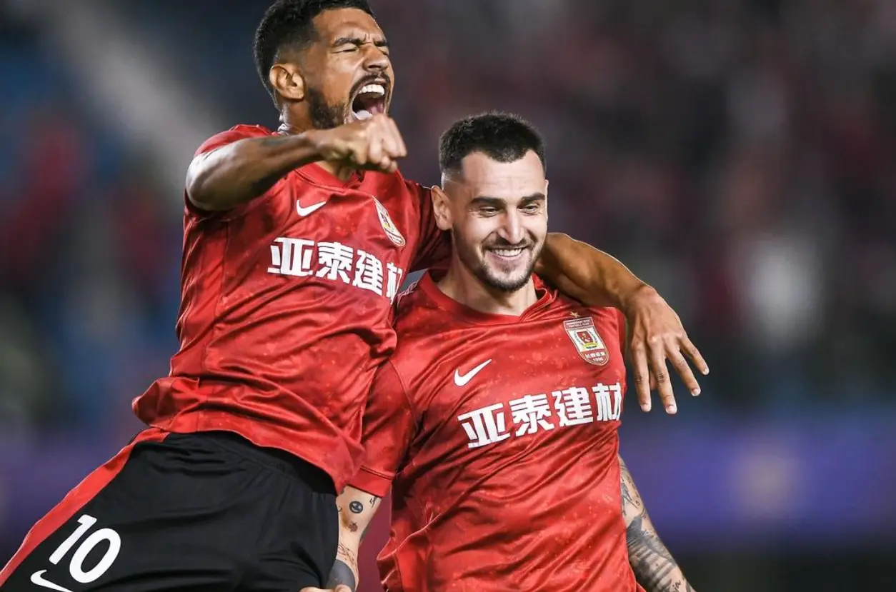 依然是奥莫, 打击 依然是奥莫, 打击